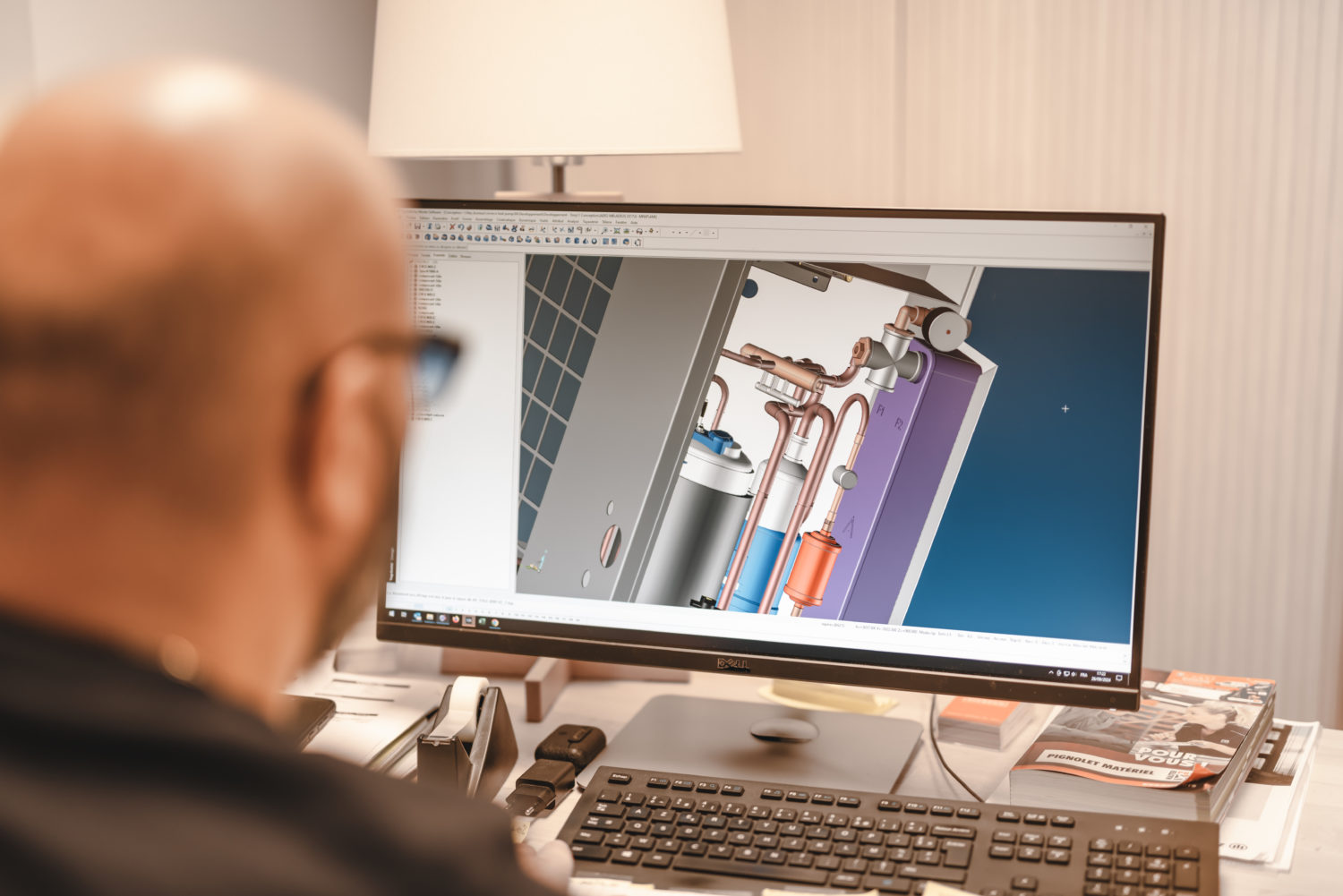 Ingénieur vivréco travaillant sur plans 3D