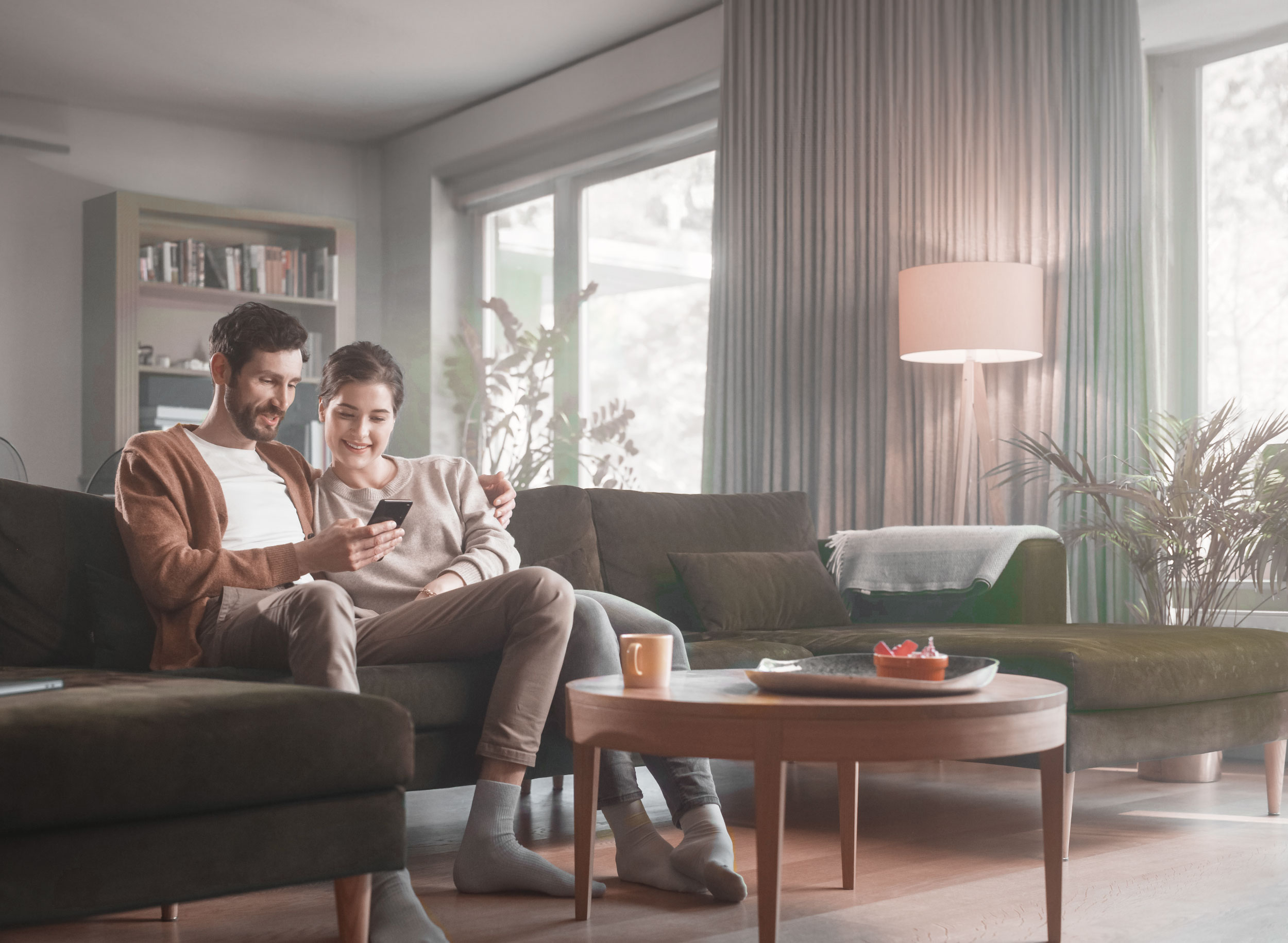 Couple utilisant le Webcontrol sur son smartphone