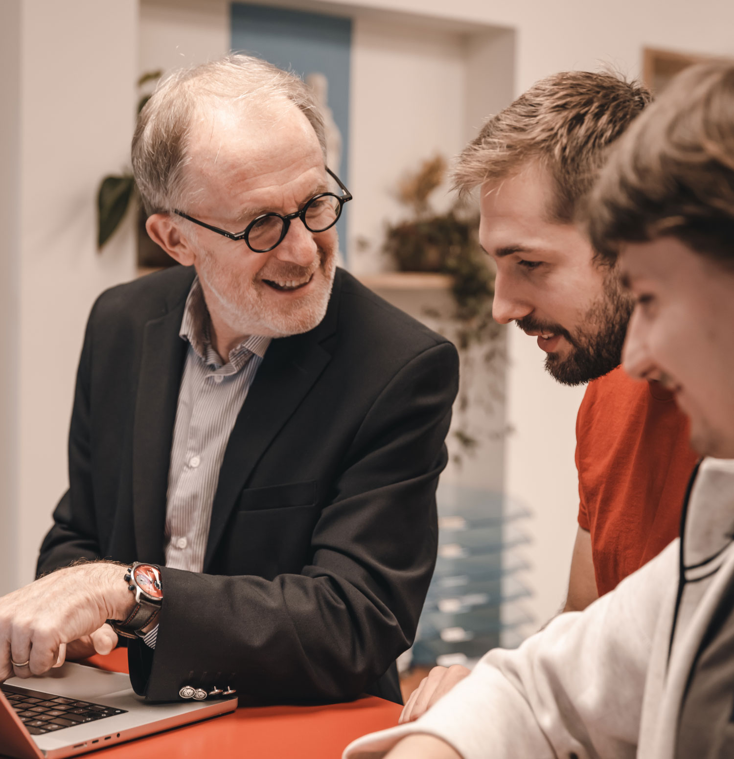 Franck Triboulot et deux jeunes employés