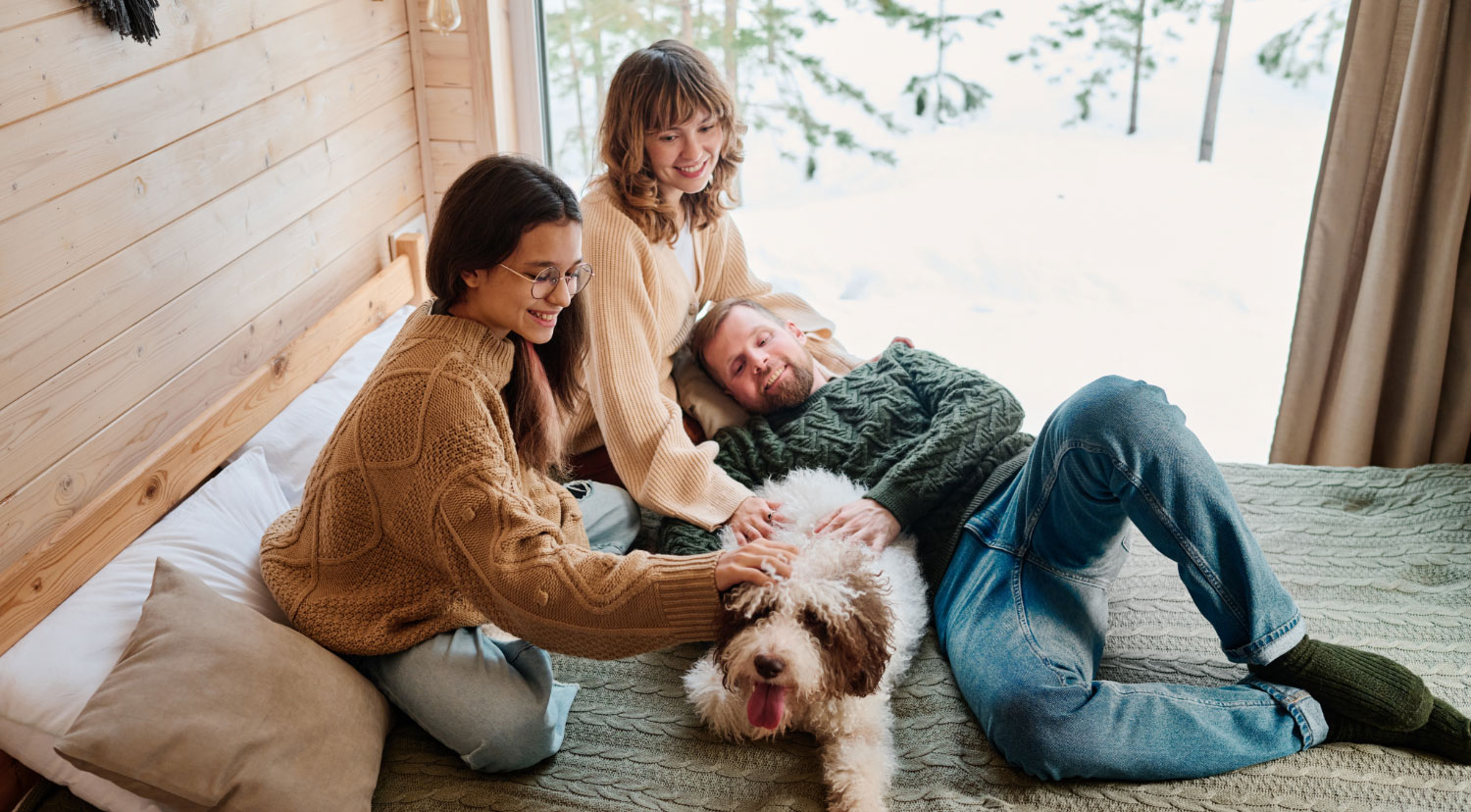 Famille heureuse caressant un chien