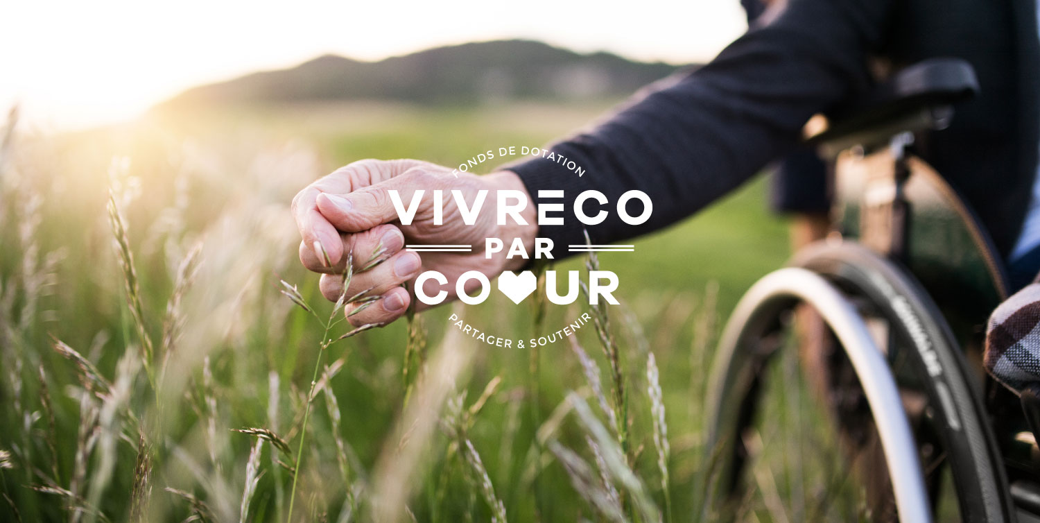 Logo Vivreco par coeur avec une personne ne fauteuil roulant derrière