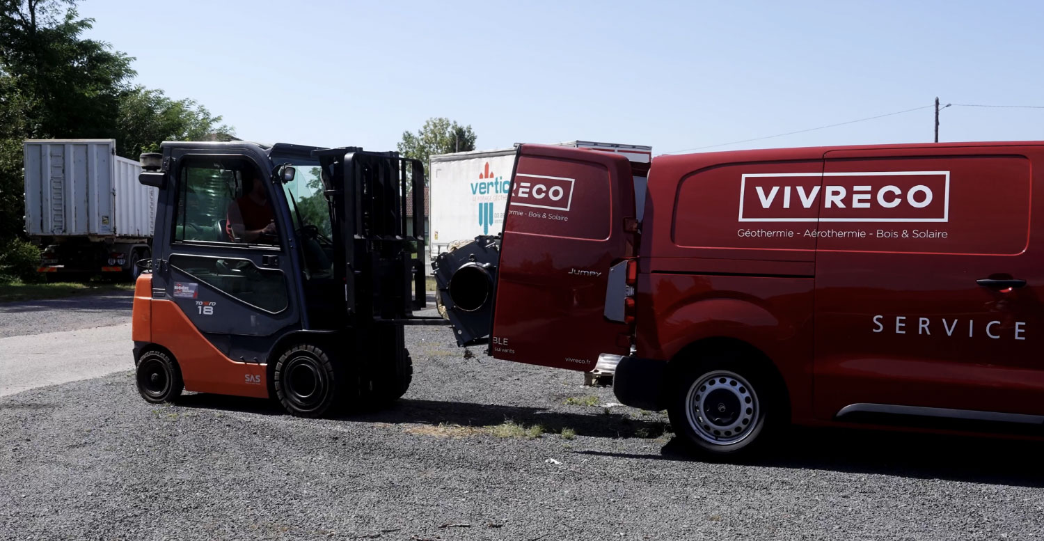 Chariot élévateur déchargeant une vieille chaudière