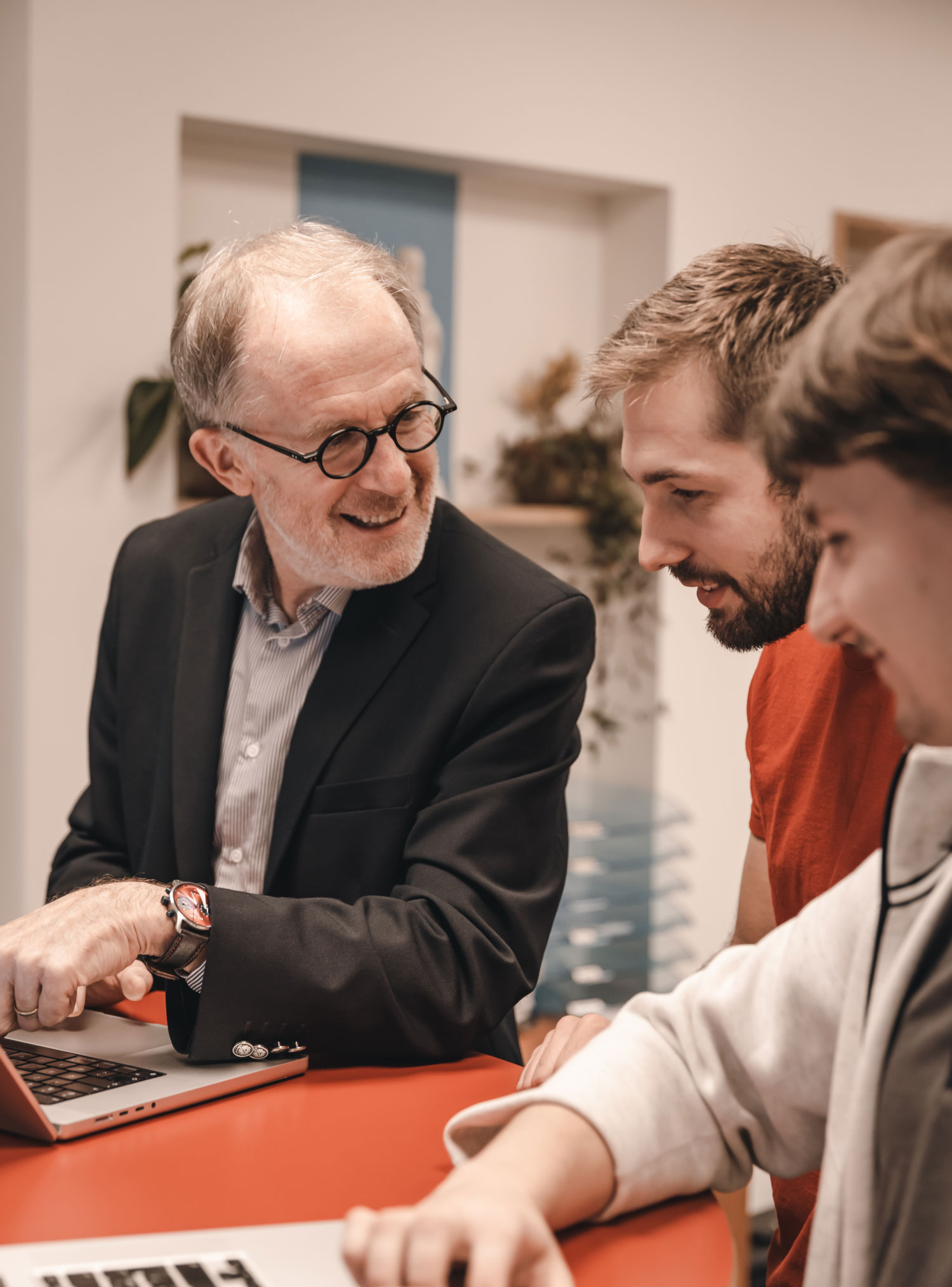 Franck triboulot et deux jeunes employés
